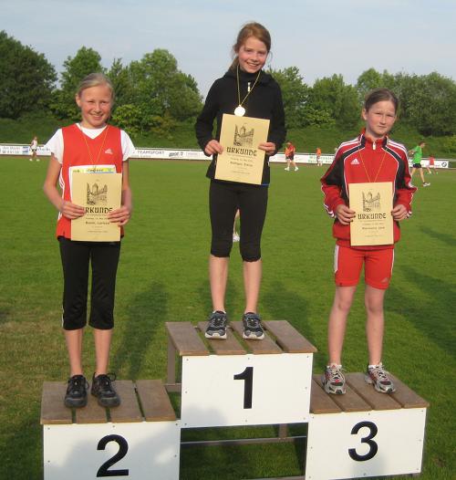 Urkunden und Medaillen für Larissa Boom (links) und Jana Riermann (rechts). Die beiden zehnjährigen Rosendahlerinnen schafften beim Dülmener Straßenlauf über 2,5 km Rang 2 und 3. 