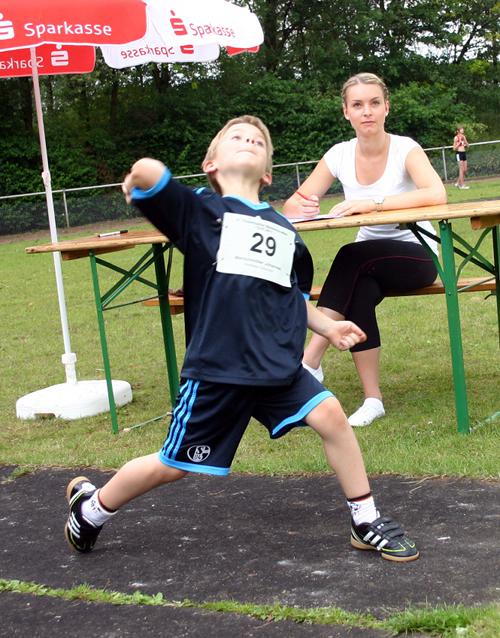 Drei Meistertitel für Johannes Werschmöller (Westfalia Osterwick) in der Altersklasse M7. Er siegte im Ballwurf (Bild), 50-Meterlauf und Weitsprung.