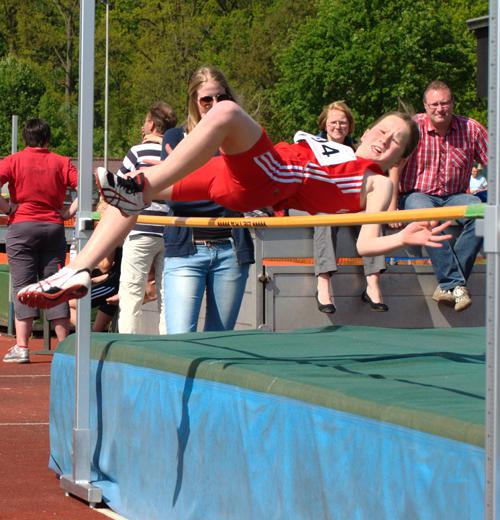 Jana Riermann beim Sprung über 1,08m.