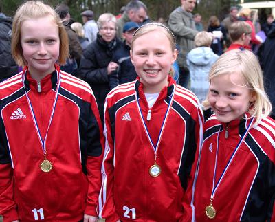 Anna Uhlig, Larissa Boom und Fenja Telger stehen zufrieden zusammen nach ihren Siegerehrungen