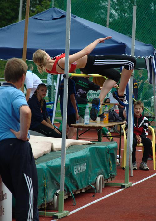 Bei Nadines Thiemann Siegesprung über 1,60 Meter passte kein Blatt Papier mehr dazwischen. Auch im Speerwurf gewann sie souverän die Münsterlandmeisterschaft.