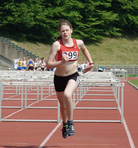 Laura Schulenkorf läuft nahe an ihre Hürdenbestzeit heran und wird mit 13,91 sek. siebte in der Altersklasse W14.