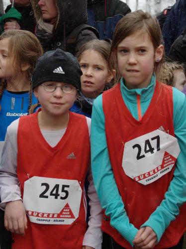 Marleen Reuver und Isabel Lenfert kurz vor dem Start der Altersklasse W9.