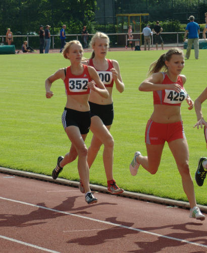 Ein hohes Tempo im 800m der weiblichen U18 brachte für Kerstin Schulze Kalthoff (352) eine neue persönliche Bestleistung von 2:37,63 miin. Im Weitsprung sprang sie auch eine neue Bestleistung von genau 4,00m. 