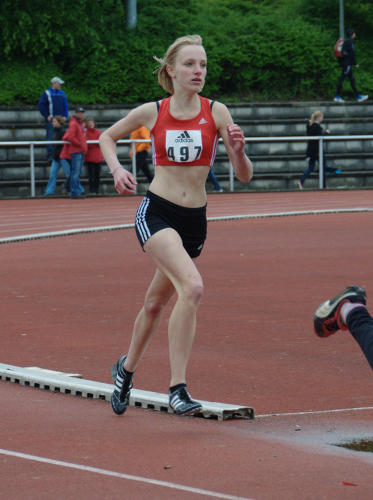 Wie ein Uhrwerk lief Kerstin Schulze Kalthoff die zwei Stadionrunden in der Altersklasse W15. Mit 2:40,49 erlief sie Platz fünf. Sie steigerte ihre Bestzeit in diesem Lauf um 6 Sekunden.