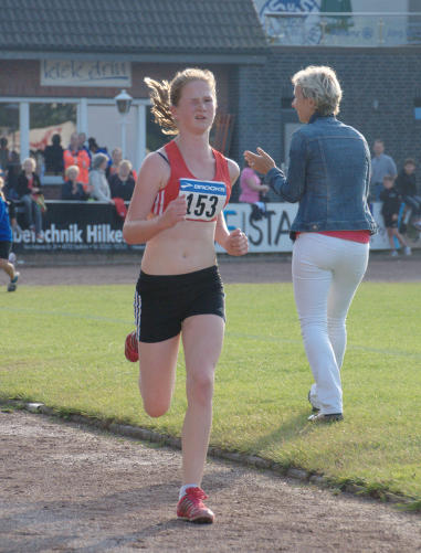Augen zu und durch. Jana Riermann lief zum ersten Mal die 2.000m im Stadion.
