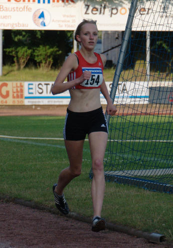 Kerstin Schulze Kalthoff steigert ihre 2.000m Bestleistung um 18 Sekunden auf 7:38,11 min.