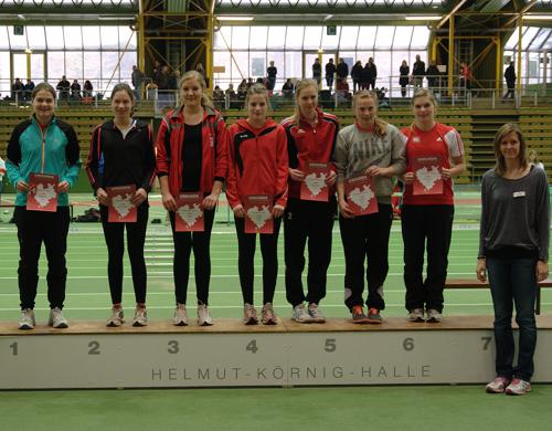 Kugelstoß-Siegerehrung bei den westfälischen Hallenmeisterschaften U18 in Dortmund. Nadine Thiemann erkämpft sich einen guten sechsten Rang.
