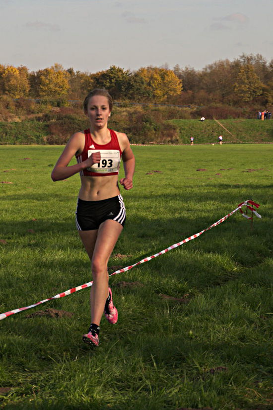 Kerstin Schulze Kalthoff am Ende der dritten Runde auf dem Flugplatz-Teil der 4.000m Laufstrecke.
