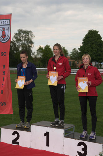 Henrike Weiser gewinnt den Vierkampf der weiblichen U18. Kerstin Schulze Kalthoff verliert im 'Spasswettkampf' zu viele Punkte im Hochsprung und landet auf Platz drei.