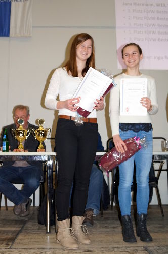Beim Kreisleichtathletiktag 2015 in Stadtlohn wurde Jana Riermann (links, neben Sophia Schürmann/LG Coesfeld) für ihre herausragenden Leistungen in der Saison ausgezeichnet.