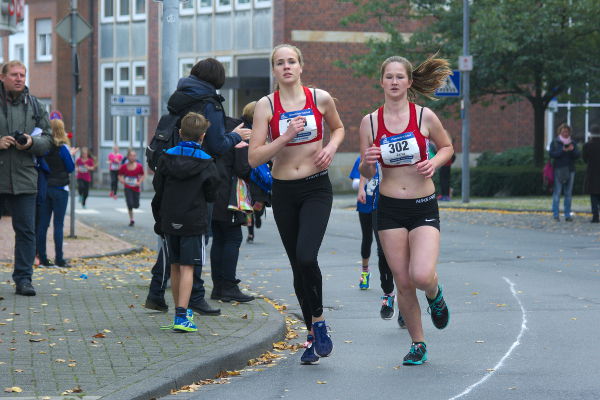 Unsere beiden Wurftalente laufen die 1.000m Strecke. Maike gewinnt die W15 und Jana Riermann bekommt einen Pokal für Platz drei.