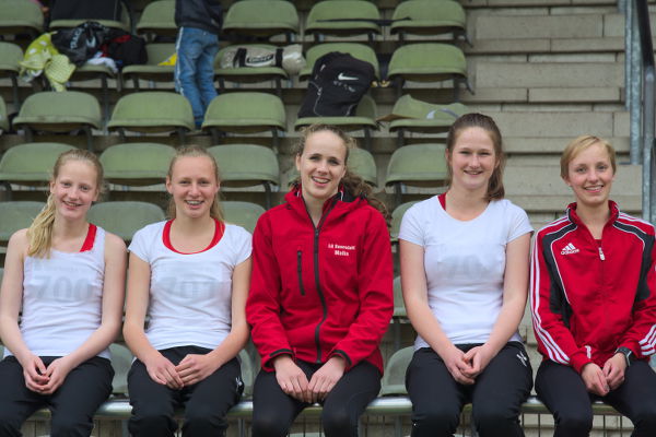 Warten auf die letzten Siegerehrungen nach einem langen Wettkampftag: Von Links Fenja Telger, Larissa Boom, Maike Schulenkorf, Jana Riermann und Kerstin Schulze Kalthoff.