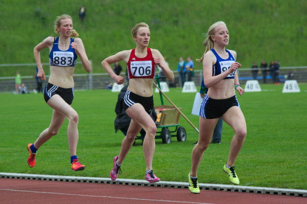  Nach 400m gab es ein Führungstrio über die 800m der U18. Kerstin Schulze Kalthoff zwischen zwei Läuferinnen vom TV Gladbeck.