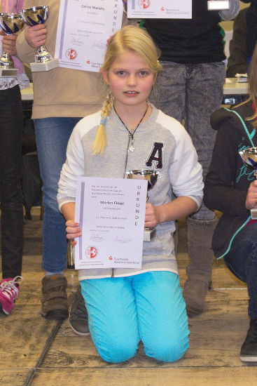 Auch Marlen Fleige konnte sich einen Pokal für ihre Teilnahme mitnehmen.