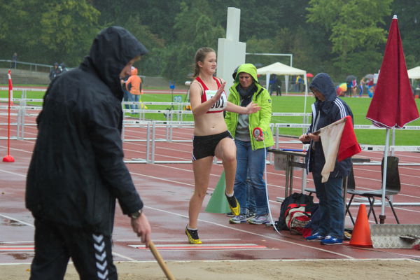 Gleich im ersten Sprung sprang Jana Riermann auf sehr gute 4,66m. Viele Athletinnen hatten große Probleme mit dem 'Schiitwetter'.
