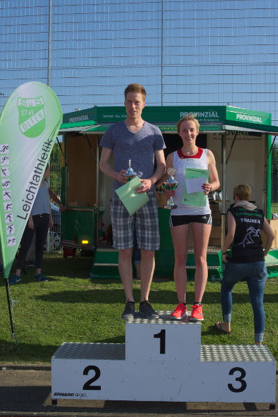 Der männliche Sieger Julian Kalhoff von der LG Dorsten mit Kerstin Schulze Kalthoff. Sie erhält für ihren Sieg Urkunde, Pokal und Siegerscheck.