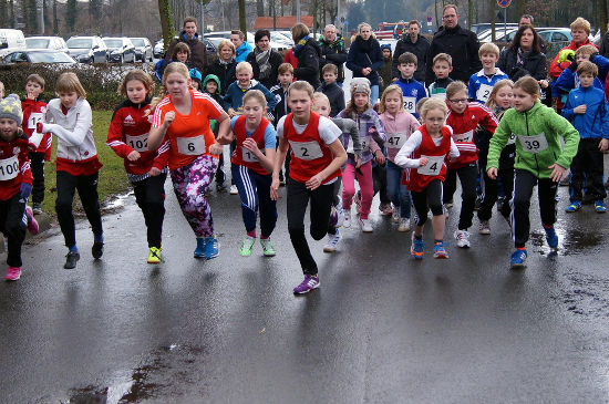 Nicht zu schlagen war Annika Schulze Kalthoff (Bildmitte, Nr. 2.) Die Elfjährige schaffte bei den Mädchen über 1250 Meter einen Start/Ziel-Sieg. 