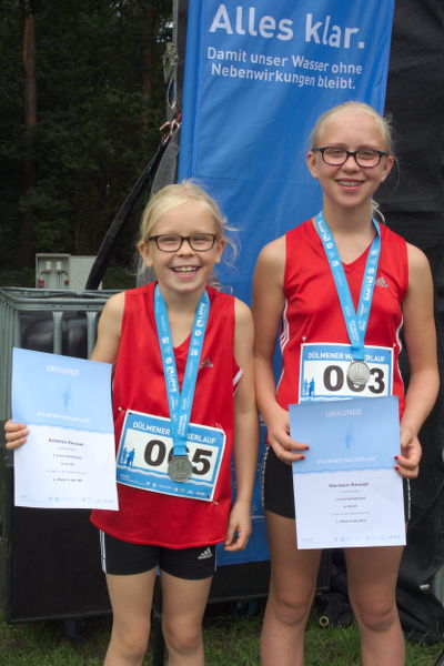 Unsere beiden Reuver Schwestern bekamen Urkunde und Medaille für ihre Siege. Marleen bekam sogar noch einen Pokal für das schnellste Mädchen über 1,5km.