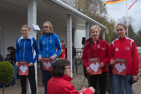 Siegerehrung mit Lina Völker, Nele Weike, Kerstin Schulze Kalthoff und Zoe Straub und der Verbandswettkampfwartin Christina Geisler.