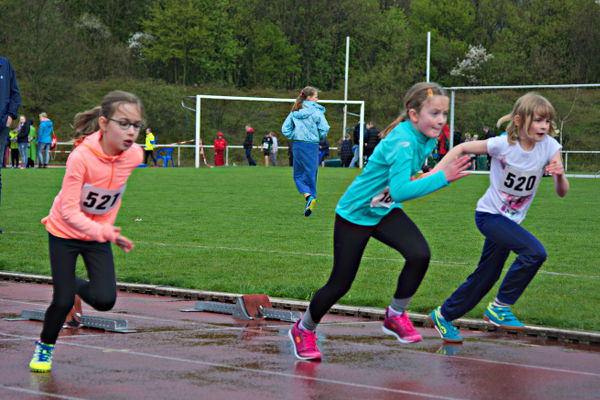 Lana Knapp (links) und Emily Schwering (rechts) bei ihren ersten 50m Starts für die LG.
