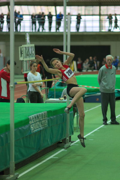 Keine sprang in Dortmund höher als Annika Schulze Kalthoff. Mit 1,41 Metern schaffte das zwölfjährige Talent der LG Rosen- dahl eine neue Bestleistung.	Foto Peter Brüggeman