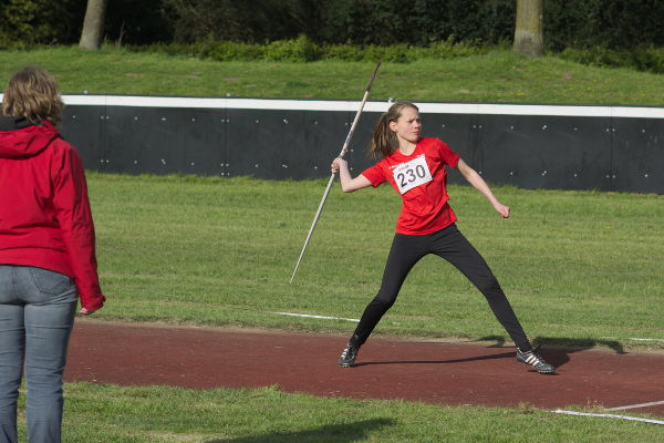 Beim Speerwurf kann sich Annika Schulze Kalthoff auf 21,50m verbessern.