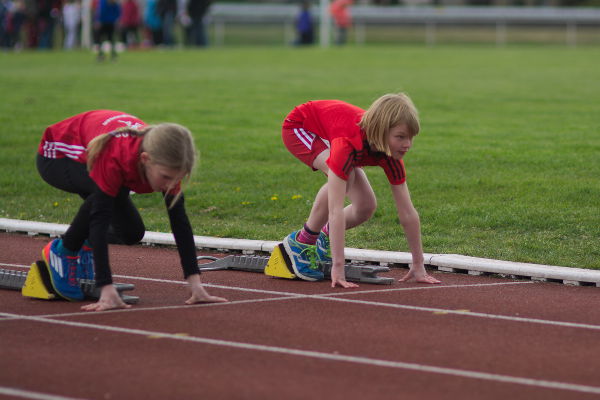 Jette Bruns (rechts) beim 50m Start.