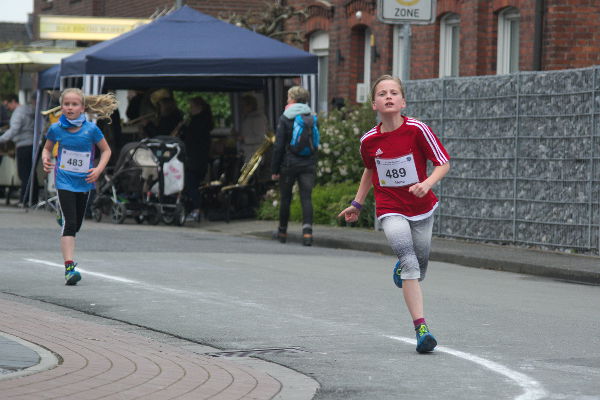 Lauftalent Alena Genkinger (489) sprintet auf den dritten Platz bei den Mädchen W10 über 1.600m.