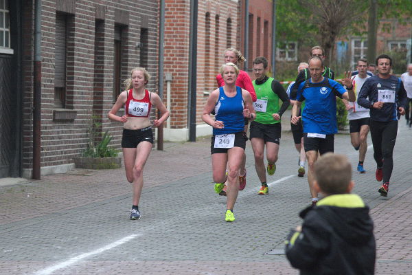 Carla Weiser (499) lief die erste Runde des 5 km Rundkurs in 10:05 min. Dann schmerzte das Knie ein wenig und sie musste einen Gang rausnehmen. Am Ende verbesserte sie ihre Bestzeit deutlich auf 21:05 Minuten und gewinnt den Silberrang in der weiblichen Jugend U18.