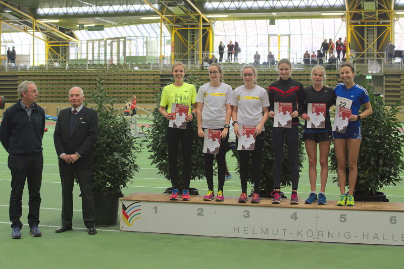 Kerstin Schulze Kalthoff (l.) von der LG Rosendahl gewann in Dortmund nach einem überlegenen Rennen die Westfalenmeisterschaft im 1500-Meter-Lauf. Foto: az