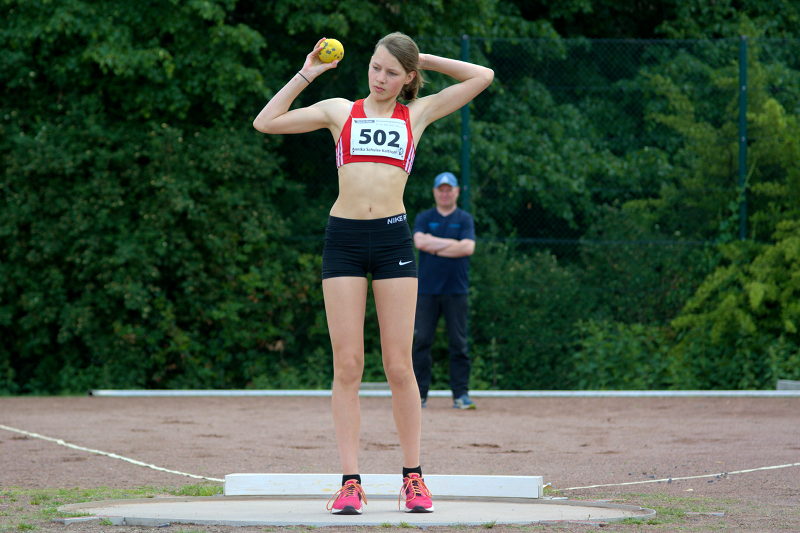 Am zweiten Tag stieg Annika Schulze Kalthoff zuerst mit dem Kugelstoßen in die Münsterlandmeisterschaften ein. Mit neuer Bestleistung von 7,57m kam sie am Ende auf den fünften Platz. 