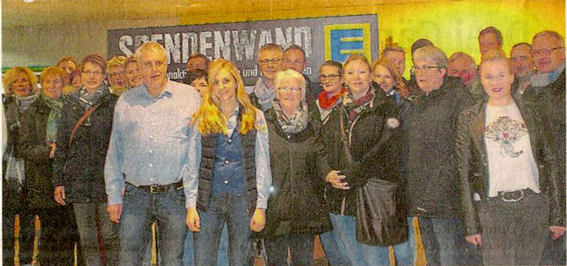 Vertreter vieler Rosendahler Vereine haben sich mit Willy Stein er (im hellblauen Hemd) vor der Spendenwand im Edeka-Markt in Osterwick versammelt und hoffen auf zahlreiche Spenden. Von Marianne Kernebeck