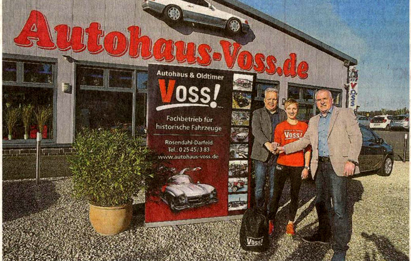 Kerstin Schulze Kalthoff und LG-Vorsitzender Peter Brüggemann (r.) freuen sich, dass Ralf Voss die Leichtathletin mit seinem Autohaus sponsert. Foto: Manuela Reher