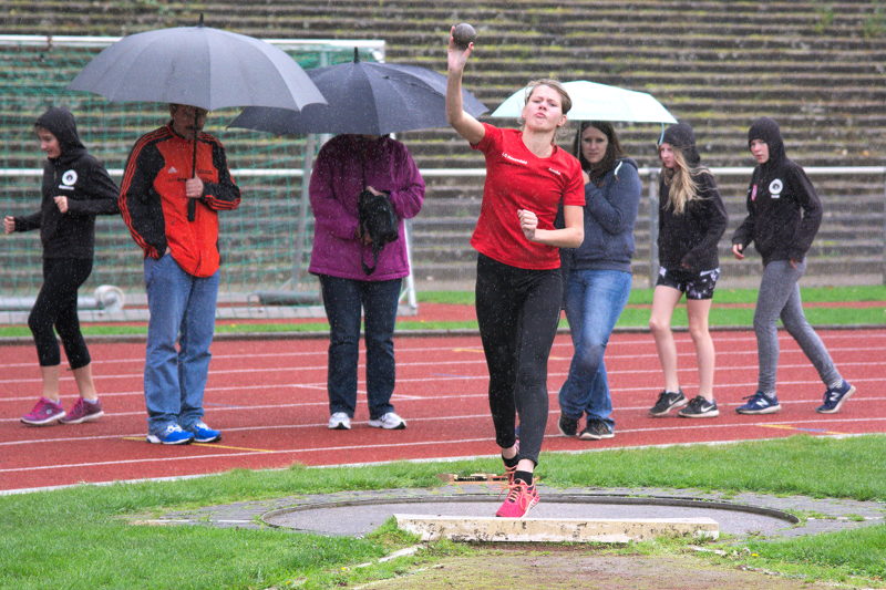 Am Ende wieder demotivierende Regentropfen und Schauer auch beim Werfertag in Gladbeck. Mit "nur" 7,05 m rettete Annika Platz 1 mit 5 Zentimeter Vorsprung.