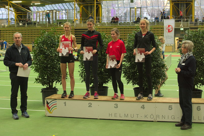 Nach starkem Finish schob sich Carla Weiser (rechts auf dem Podium) bei den Westfälischen Meisterschaften über 1500 Meter mit neuer Bestzeit noch auf den vierten Platz.
