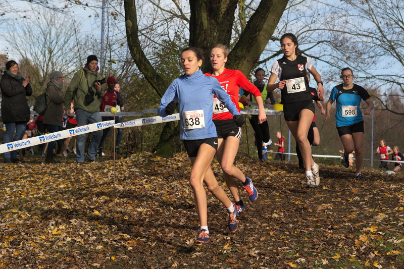 Zwei Top-Läuferinnen aus dem Kreis Coesfeld. Kerstin folgt Klara Koppe (vorne) von der TSG Dülmen. Sie gewinnt die Wertung der weiblichen Jugend U18.