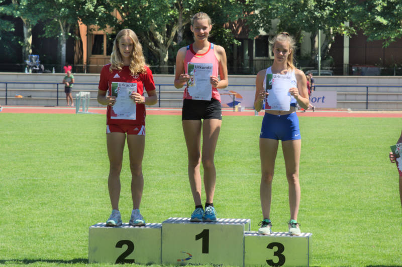 Ganz oben auf dem Siegerpodest stand Annika Schulze Kalthoff bei den NRW-Meisterschaften in Duisburg. Die junge Athletin der LG Rosendahl siegte im Hochsprung.