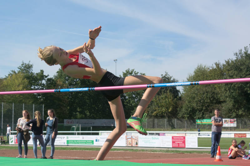 In ihrem ersten 'offiziellen' Hochsprungwettkampf holt sich Lisa Kerkhoff mit übersprungenen 1,40m gleich die Vizekreismeisterschaft in der W13
