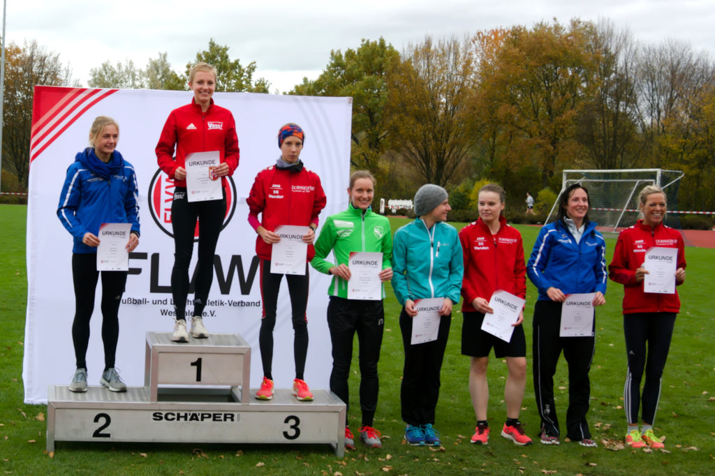 Siegerehrung des Frauenlauf mit einer wackligen Siegertreppe. Am Lauf nahmen insgesamt 51 Läuferinnen aus Westfalen teil.