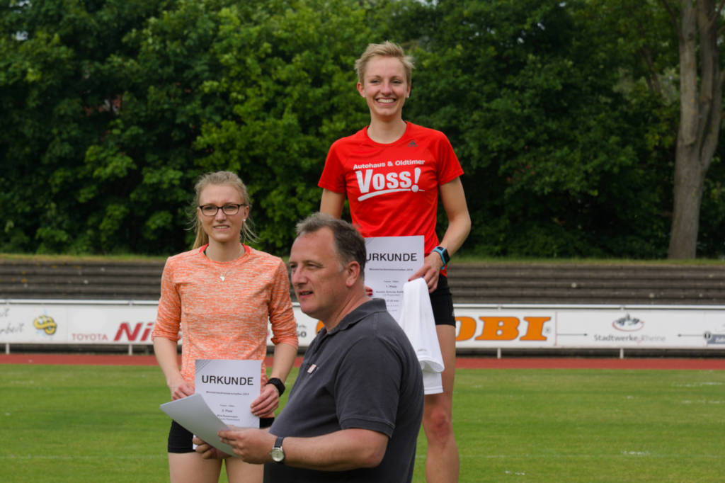 Siegerehrung der Frauen über die 1.500m. Mit 4:37,43 Minuten sicherte sich Kerstin gleich ein erstes Ticket für die Deutschen U23-Meisterschaften in Wetzlar.