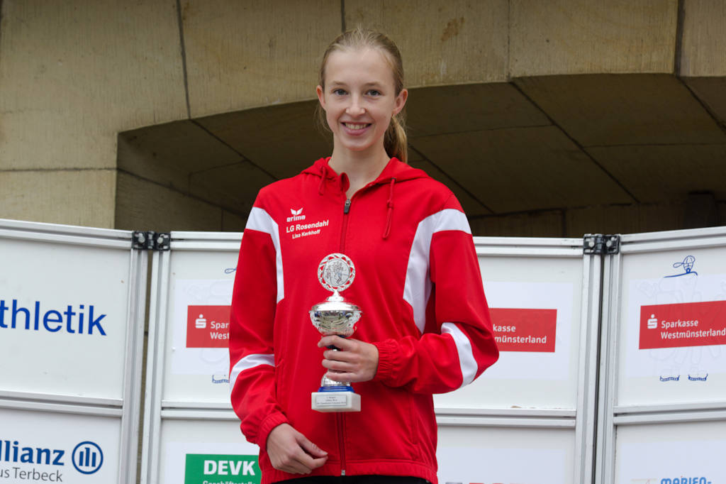Oberste Stufe und Pokal für Lisa Kerkhoff beim 26. Coesfelder Citylauf.