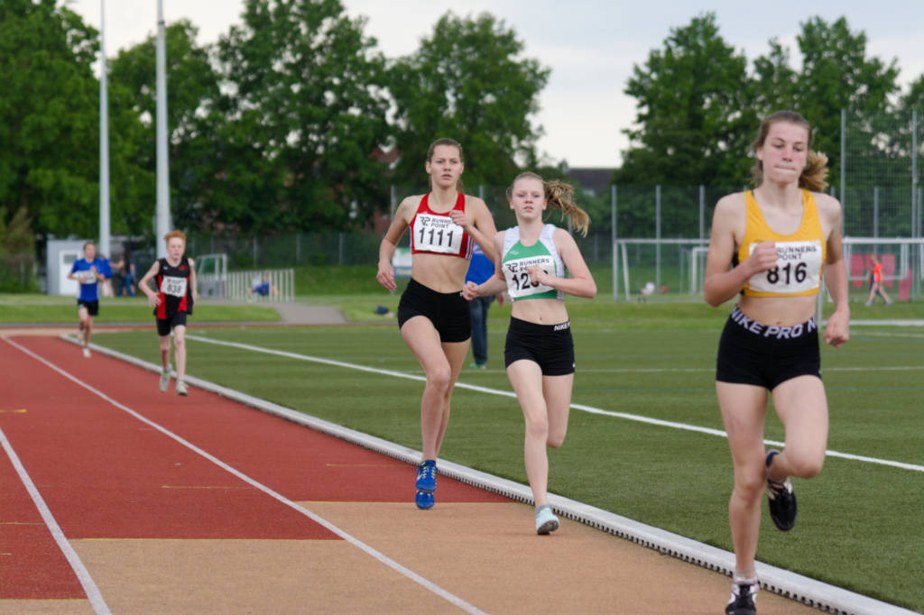 Im abschließenden 800m-Lauf zeigt Annika Schulze Kalthoff noch einmal eindrucksvoll, dass sie eine Mehrkämpferin ist. Mit 2:37,31 min läuft sie neue persönliche Bestzeit.