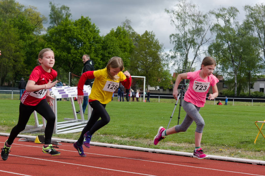 Lena Kerkhoff (rechts) stürmt nach vorne beim 50m-Sprint.