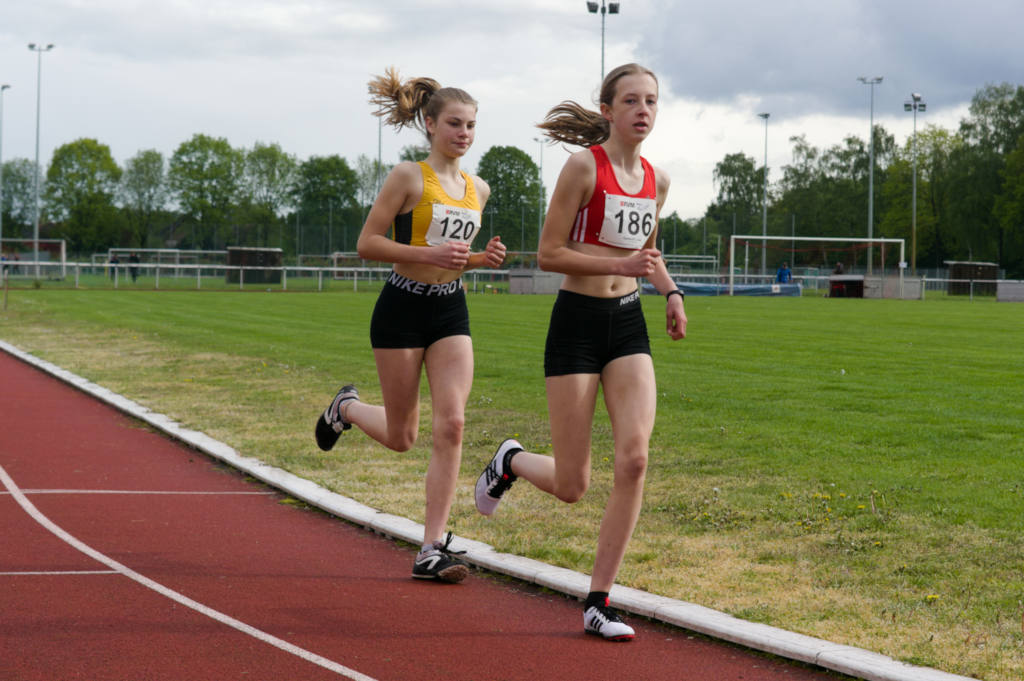 Nora Hölscher überließ Lisa Kerkhoff bis 150m vor dem Zielstrich des 2.000m Lauf die Führungsarbeit. Lisa konnte sich über ihren Lauf unter 8 Minuten freuen.