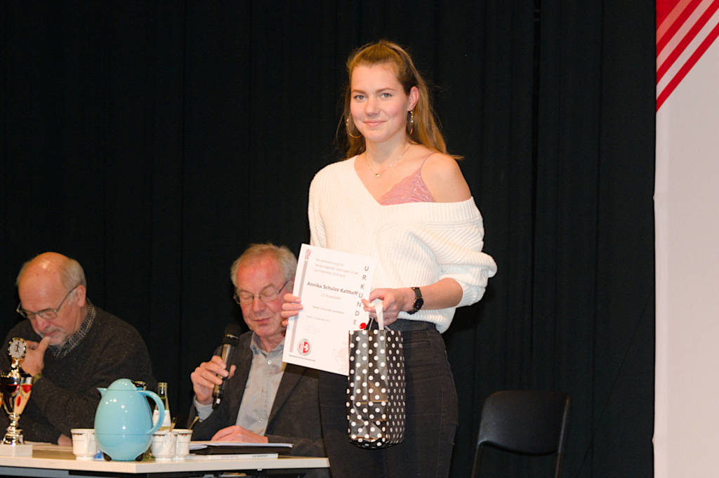 Annika Schulze Kalthoff wurde für ihre Titel und Platzierungen als Hochspringerin geehrt. 