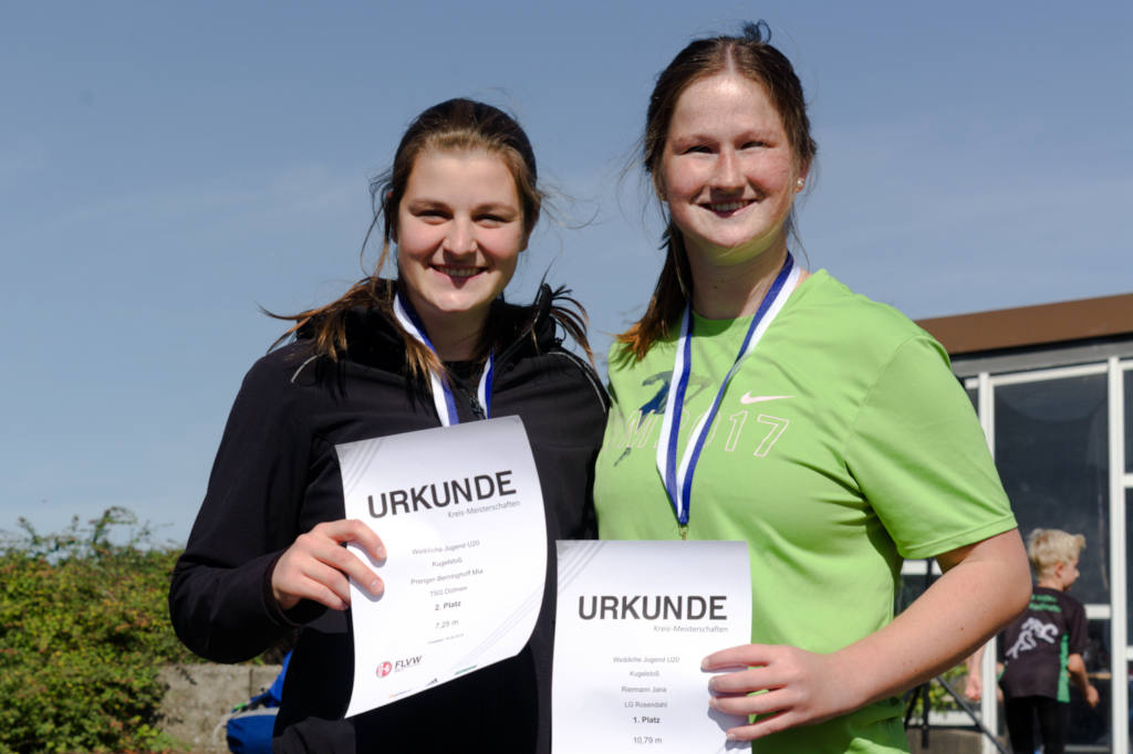 Mia Prenger-Berninghoff (TSG Dülmen) und Jana Riermann bei der Kugelstoß-Siegerehrung.