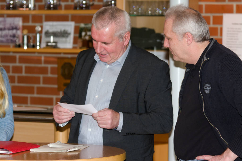 Mit einem Eintrittskarten-Gutschein für 2 Personen bei einem Gladbach-Spiel bedankte sich Peter bei Günther Weiser für seine jahrelange Vorstandsarbeit. Schalke Karten hätte Peter schneller besorgen können...