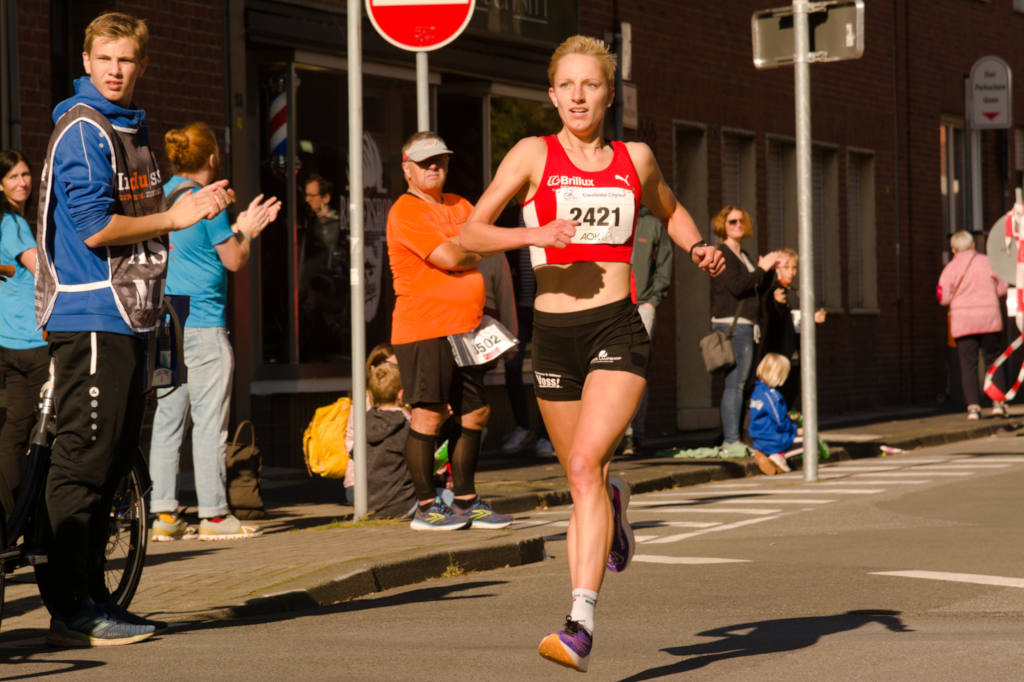 Kerstin Schulze Kalthoff im Sprint zur Ziellinie, wo die Uhr zum Streckenrekord gnadenlos heruntertickt.