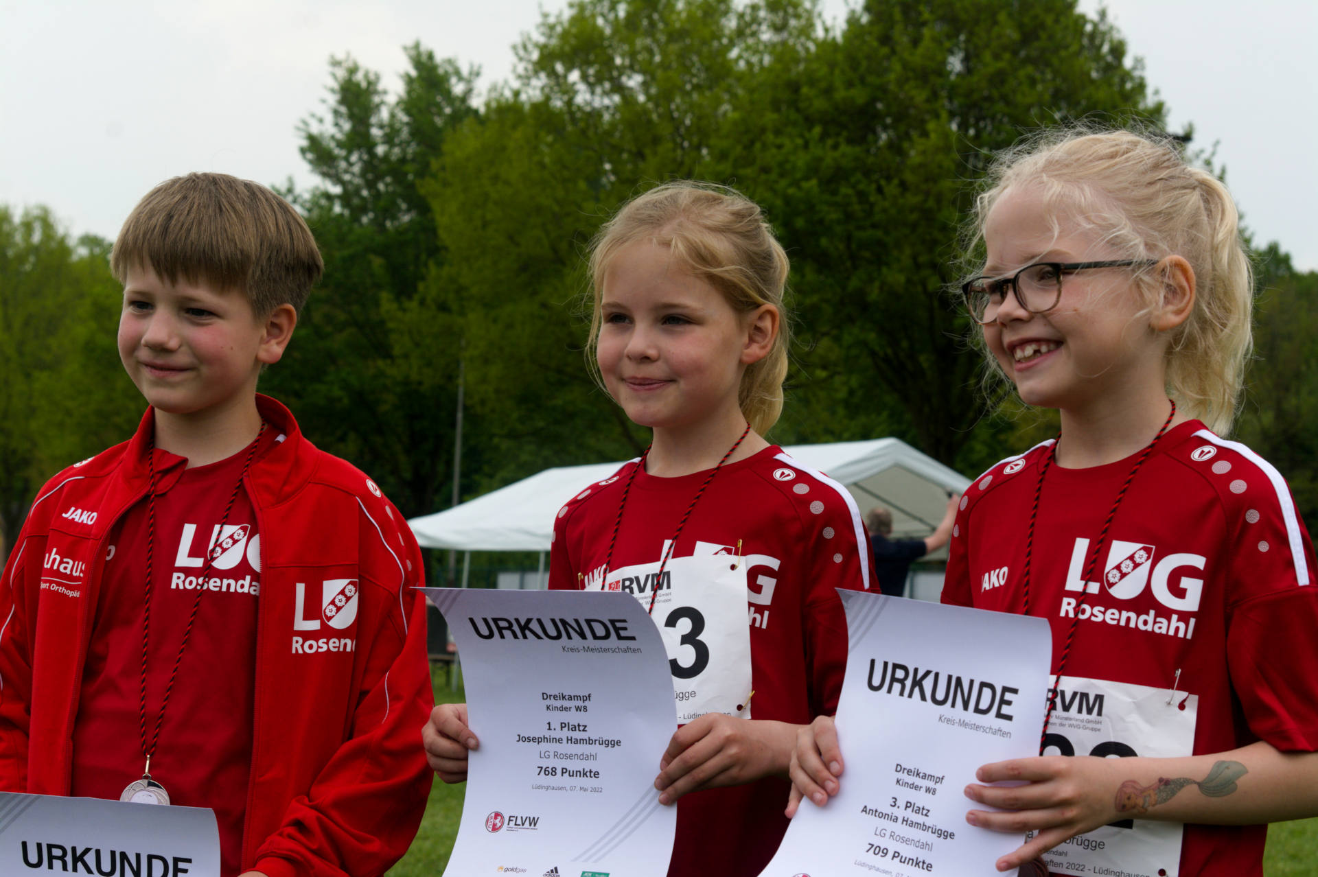 Die drei stolzen Medaillengewinner: (v.l.) Lias Tübergen, Josephine und Antonia Hambrügge